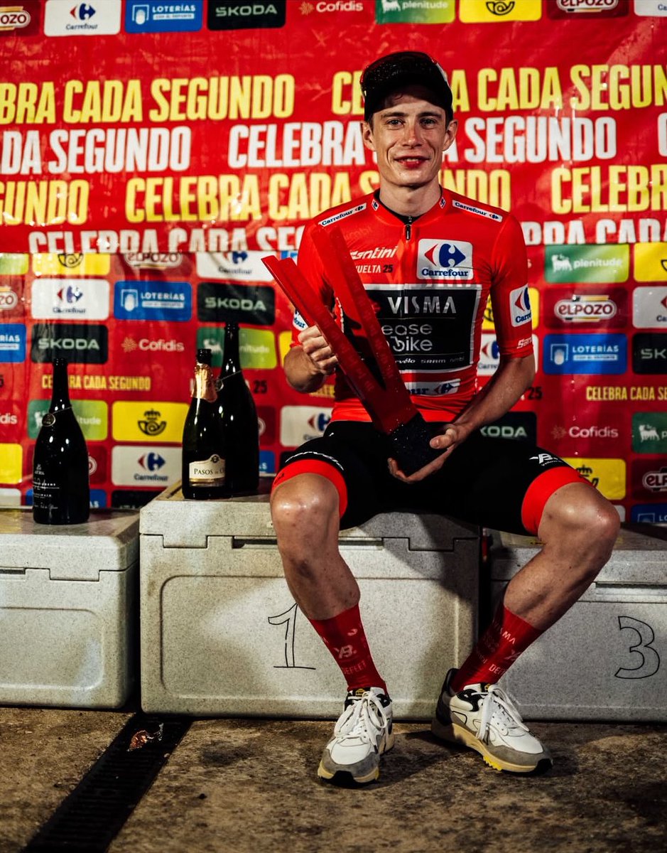 Photo of Jonas Vingegaard with his Vuelta trophy 🔴 

Big congratulations, Giro next year awaits 🩷 #LaVuelta25

📷: cyclingimages