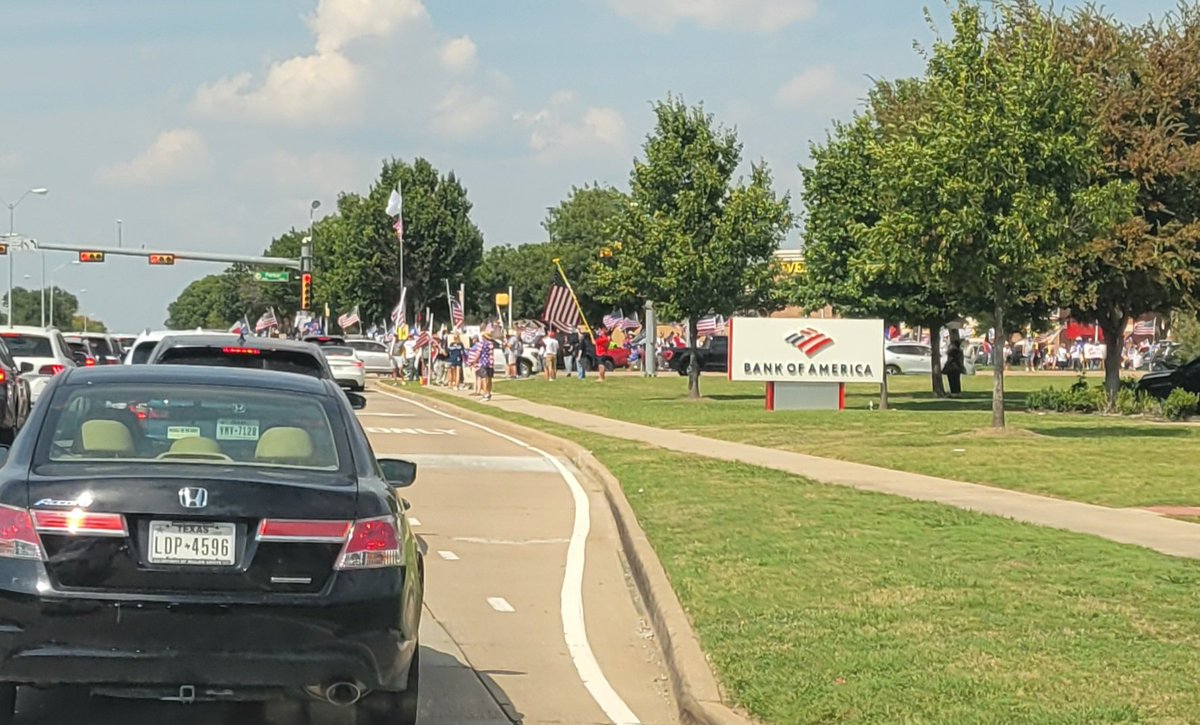 philflag82's tweet photo. Vigil for Charlie Kirk in Plano, Tx https://t.co/KgFK4aut42