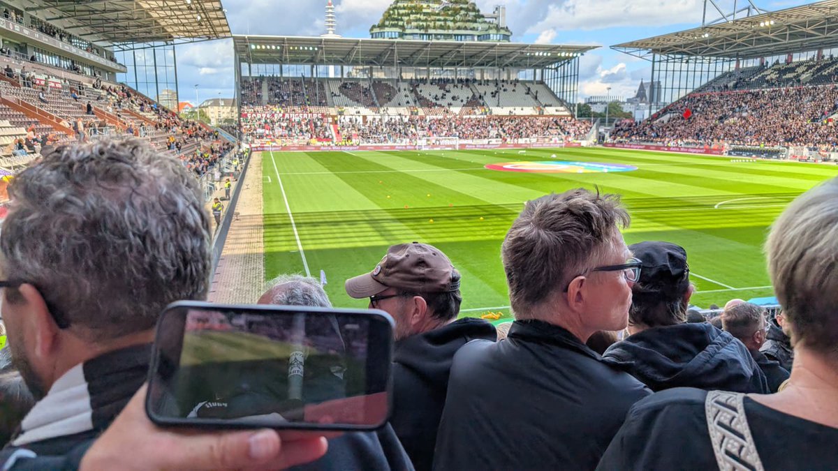 Heerlijke zondag met 6 punten. Vanuit het stadion van StPauli eerst de FC een zeer verdiende overwinning op en in Utrecht zien pakken op je telefoon en dan St Pauli ook nog zien winnen. #fcgroningen #fcstpauli #utrGRO