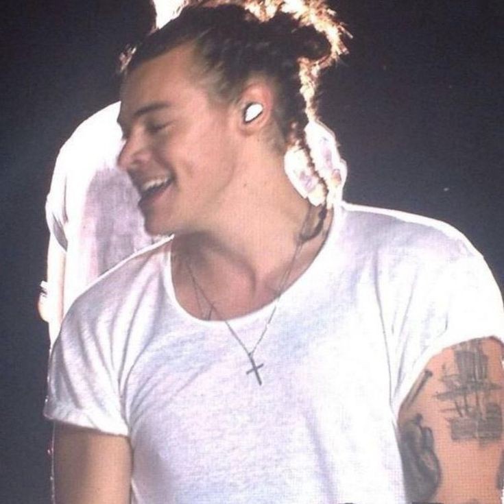 suefroog's tweet image. harry looked so happy that day ⭐