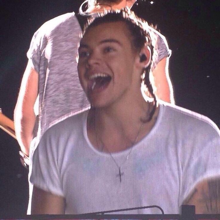 suefroog's tweet image. harry looked so happy that day ⭐