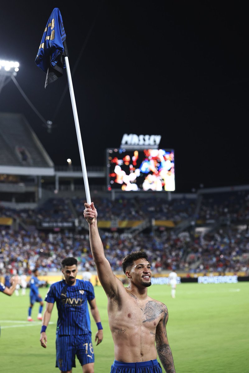 لا أحد يساوم ليوناردو في محبته ووفاءه لشعار #الهلال

عندما كانت والدته في العناية المركزة ورغم أنه كان في فتره صعبه وبدأت بطولة كأس العالم للأندية بنفس الفترة و في غياب ميترو شال الفريق و من ينسى ليلة السيتي التاريخية؟

واليوم ورغم رفض الادارة إعارته لنادي طفولته ساو باولو إلا