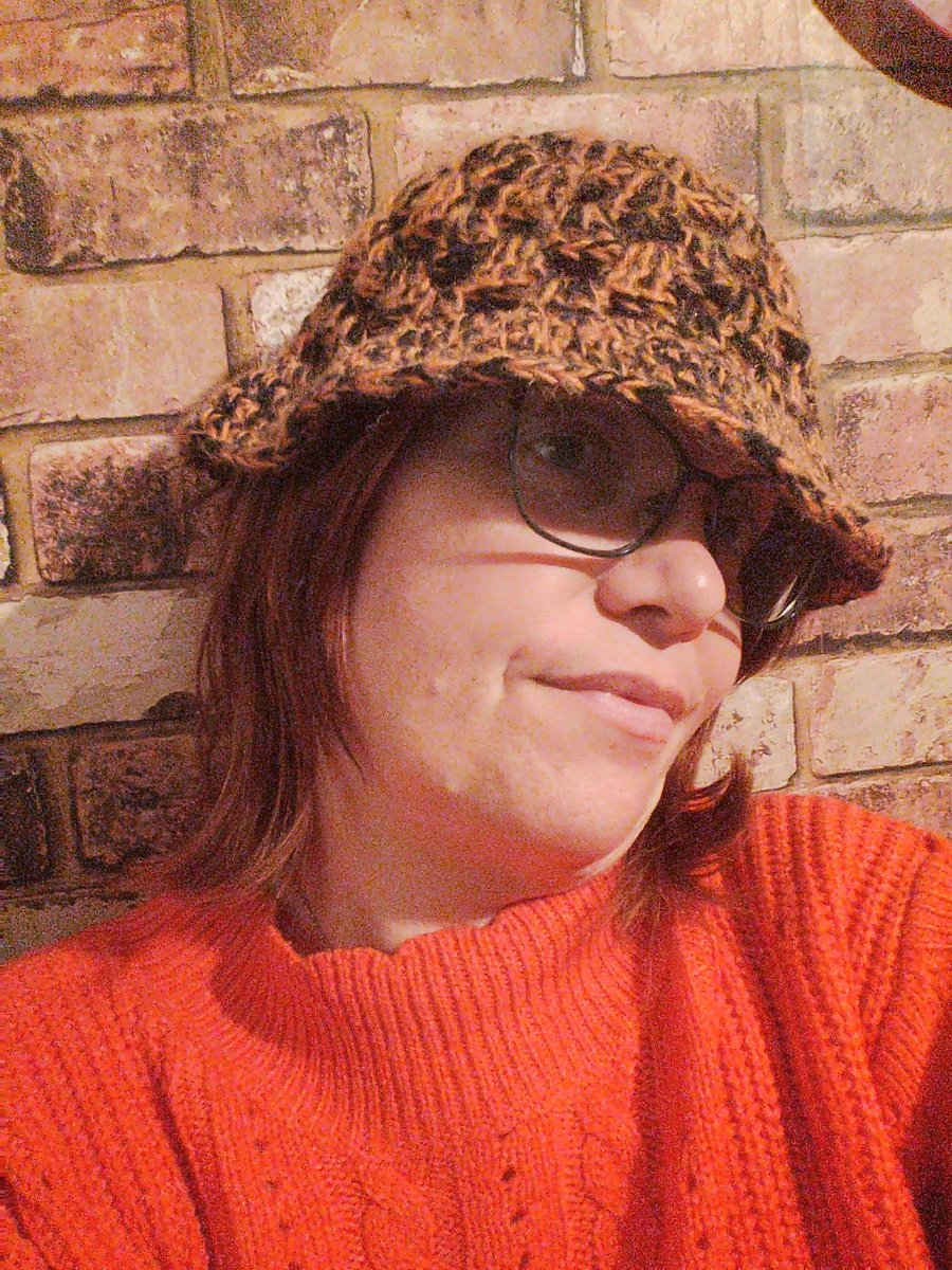 TimeOutLinz's tweet image. Autumn bucket hat crocheted today...
Hat season is here and I'm all over it tbf.