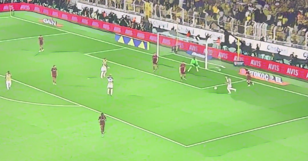 TekYolFener's tweet photo. beIN Trio: "Brown’un ortasında Szymanski’nin kaleciyle karşı karşıya kaldığı pozisyonda topun dışarıdan geldiği gerekçesiyle aut kararı verildi fakat bu karar yanlış. Bu top kesinlikle çıkmamış, kararı veren yardımcı en az 10 metre geride kalmış ve ezbere bir düdük çalmış."

beIN Trio: "Youssef En-Nesyri'nin şutunda gol verilmeliydi, top çizgiyi geçiyor. Karar yanlış."

beIN Trio: "Onuachu sarı kartı varken hakemi alkışlayarak protesto ediyor. 
Pozisyon yoruma açık değil, Onuachu çok net bir 2. sarı karttan kırmızı kart görmeliydi."