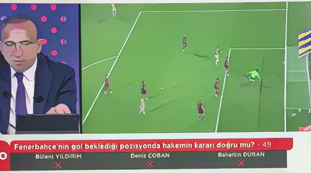 TekYolFener's tweet photo. beIN Trio: "Brown’un ortasında Szymanski’nin kaleciyle karşı karşıya kaldığı pozisyonda topun dışarıdan geldiği gerekçesiyle aut kararı verildi fakat bu karar yanlış. Bu top kesinlikle çıkmamış, kararı veren yardımcı en az 10 metre geride kalmış ve ezbere bir düdük çalmış."

beIN Trio: "Youssef En-Nesyri'nin şutunda gol verilmeliydi, top çizgiyi geçiyor. Karar yanlış."

beIN Trio: "Onuachu sarı kartı varken hakemi alkışlayarak protesto ediyor. 
Pozisyon yoruma açık değil, Onuachu çok net bir 2. sarı karttan kırmızı kart görmeliydi."