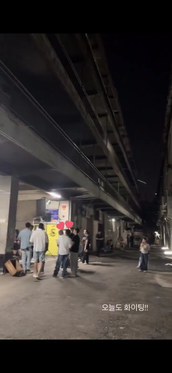 뒷통수랑 어깨랑 바지가 아무리 봐도 우리 애 같거든요 근데 옆에 거인들 뭐란 말임 혹시 그 옛날 화이트처럼 모델 출신 배우들 가득한 그런 건가요 아니 촬영장에 거인이 있어요 (욕 아니고 신기해서 그럽니다 키 대빵 크시네 최소 195)