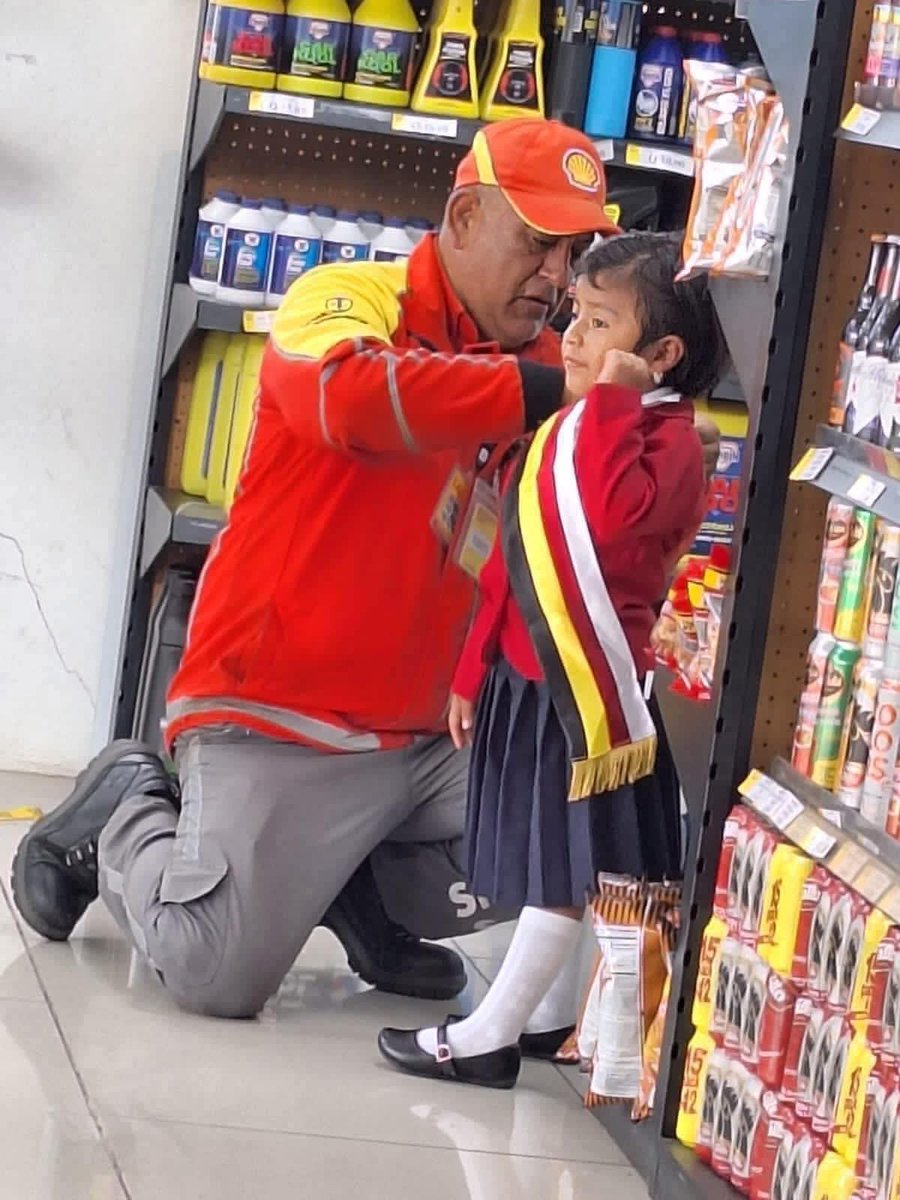 💛 Detrás de cada estudiante distinguida hay un padre incansable. Este papá, entre trabajo y sacrificio, coloca con orgullo la banda de su hija, recordándonos que el amor y el esfuerzo son la mejor herencia.
#QuetzalNews #Guatemala #Orgullo #Familia #NoticiasGT #LaVuelta25