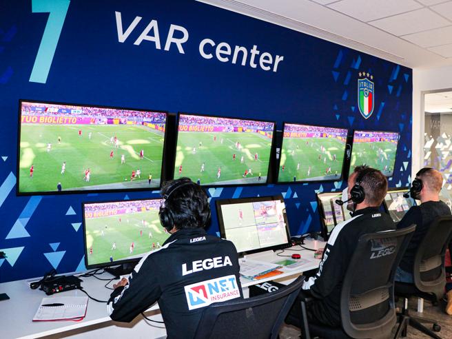 Ok va bene facciamo come in Norvegia che vogliono togliere il Var, anche stasera il Var sbaglia ad intervenire facendo vedere l'azione sbagliata all' arbitro. Non si può andare avanti così, il Var è stato messo per aiutare l' arbitro a sbagliare di meno invece mipare il contrario