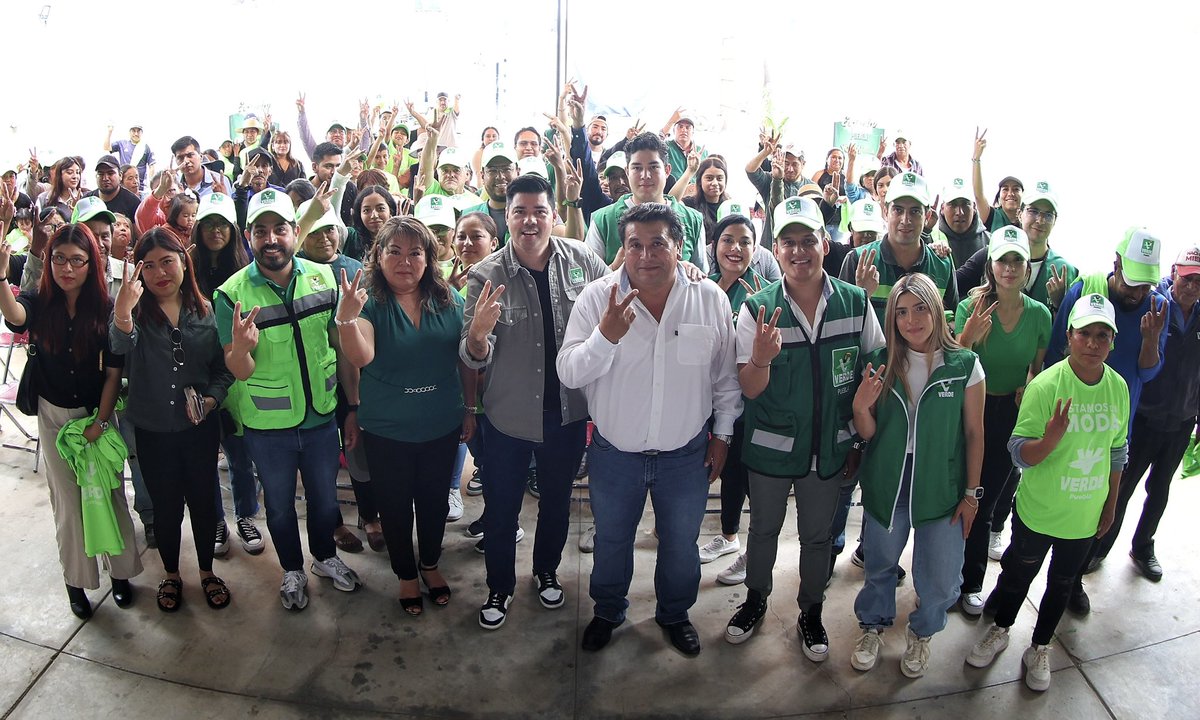 natale_jimmy's tweet photo. Bonito Domingo ☀️ en #GeneralFelipeÁngeles📍reforzando nuestra #CampañaDeAfiliación. 🪪✌🏻  Muchas gracias a mi estimado amigo Presidente Municipal #VERDE, Javier Vera 🤝🏻, por su apoyo. 😁 Juntos seguimos pintando 🫟 un futuro más #VERDE. 🔋✅ https://t.co/KsrjMeCsFj