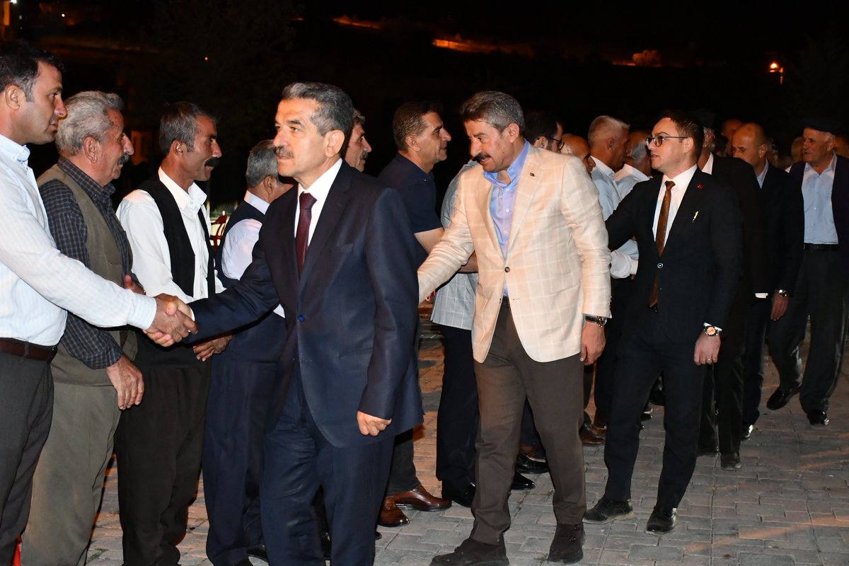 TatarArslan's tweet image. 📍Şırnak / Geçitboyu

Valimiz Sayın Birol Ekici ve Vali Yardımcımız Sayın Murat Çiçek ile birlikte;

Geçitboyu Köyü Muhtarımız Sayın Şemsettin Zeyrek’in ev sahipliğinde kıymetli vatandaşlarımız ile bir araya geldik.

Misafirperverliği için kıymetli Muhtarımıza ve hemşehrilerimize…