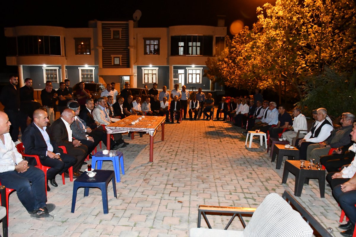 TatarArslan's tweet image. 📍Şırnak / Geçitboyu

Valimiz Sayın Birol Ekici ve Vali Yardımcımız Sayın Murat Çiçek ile birlikte;

Geçitboyu Köyü Muhtarımız Sayın Şemsettin Zeyrek’in ev sahipliğinde kıymetli vatandaşlarımız ile bir araya geldik.

Misafirperverliği için kıymetli Muhtarımıza ve hemşehrilerimize…