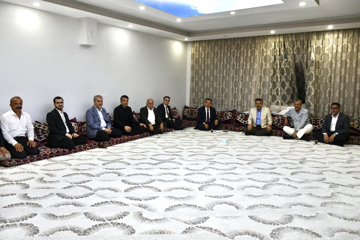 TatarArslan's tweet image. 📍Şırnak / Geçitboyu

Valimiz Sayın Birol Ekici ve Vali Yardımcımız Sayın Murat Çiçek ile birlikte;

Geçitboyu Köyü Muhtarımız Sayın Şemsettin Zeyrek’in ev sahipliğinde kıymetli vatandaşlarımız ile bir araya geldik.

Misafirperverliği için kıymetli Muhtarımıza ve hemşehrilerimize…