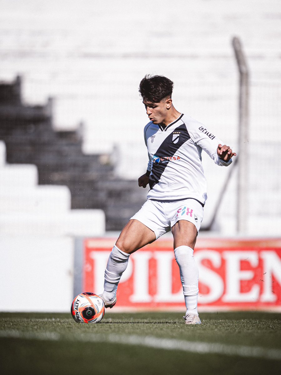 Mati02Gonzalez's tweet photo. Feliz por el rendimiento y la victoria del equipo, a seguir metiendo ⚪️⚫️ @DanubioFC https://t.co/g5GaEYu8np