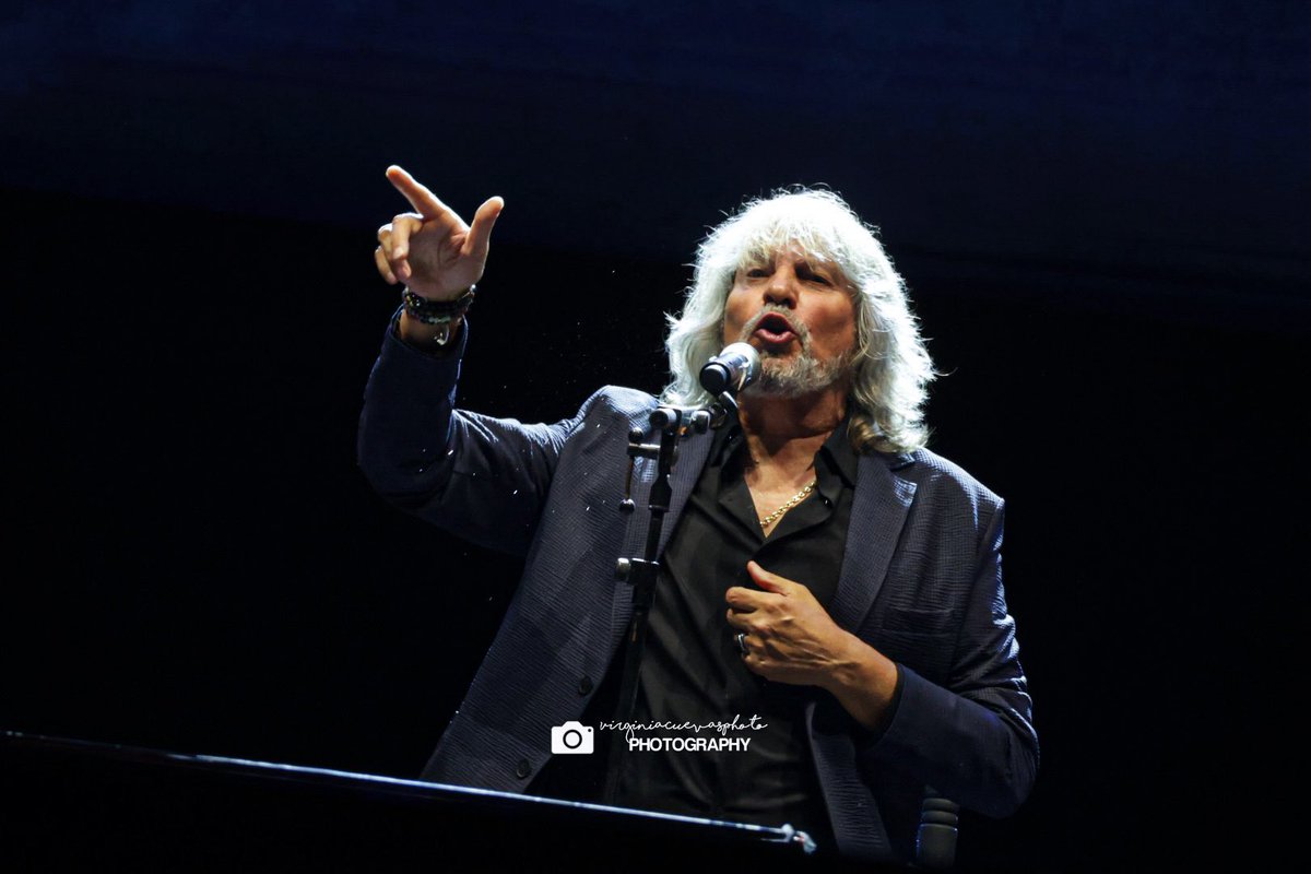 VirCuevas79's tweet photo. El maestro José Mercé deslumbra en la Plaza Mayor de #Valladolid
Una leyenda en el escenario y la voz flamenca que se ha entregado por completo a todos los vallisoletanos!
#FiestasVLL2025
#valladolid
#josemerce https://t.co/VRqdcxg3Ow