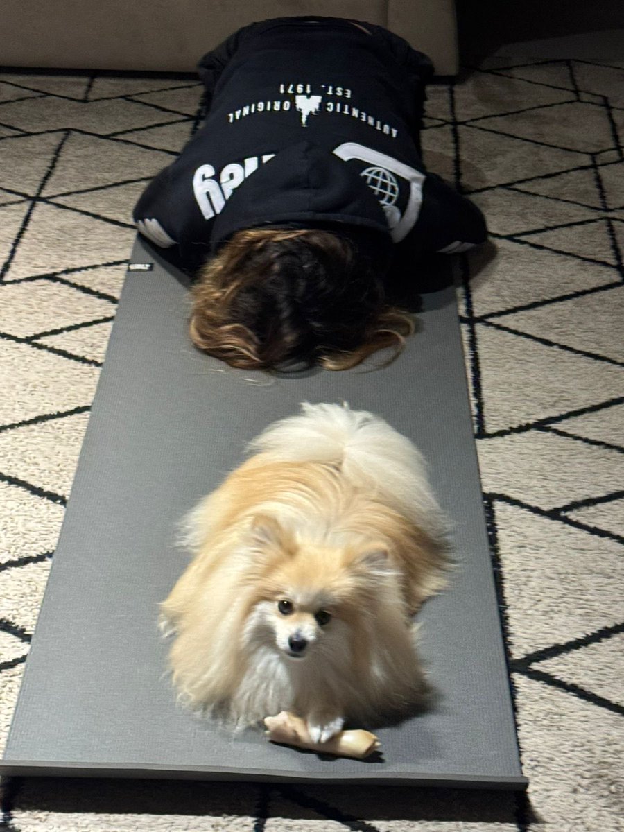 O jake fazendo yoga com a minha mãe kkkkkkkkkkkk