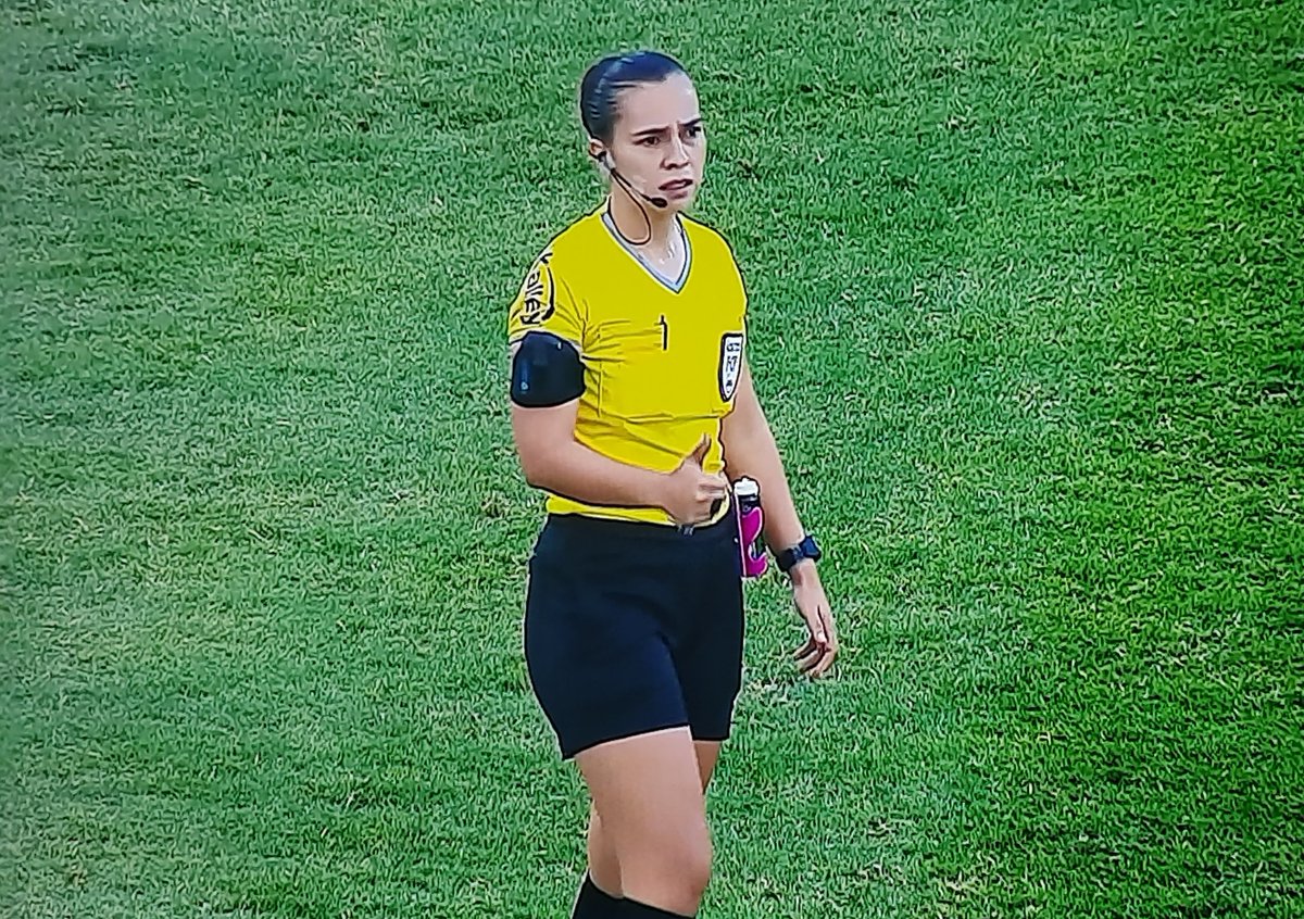 CaracolBga's tweet photo. ⚽️👏 #Atentos | La santandereana Karen Daniela Lozano es la juez central de  la final (ida) de la Liga Femenina de fútbol en Colombia. Es la primera final para Lozano, que suma experiencia en este certamen así como el torneo de ascenso del fútbol colombiano. https://t.co/0XiEwL9hSD