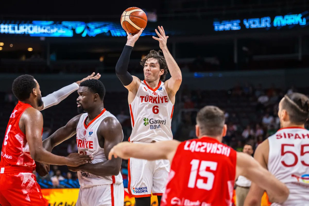 Bu turnuvada Alperen Şengün'ün bir süperyıldıza evrilmesini izlemek büyük keyifti ama beni şahsen en çok mutlu eden, gururlandıran ve de duygulandıran şey Cedi Osman'ın olağanüstü performansıydı. Yıllarca en sert, en acımasız eleştirilere maruz kaldıktan sonra takım kaptanı