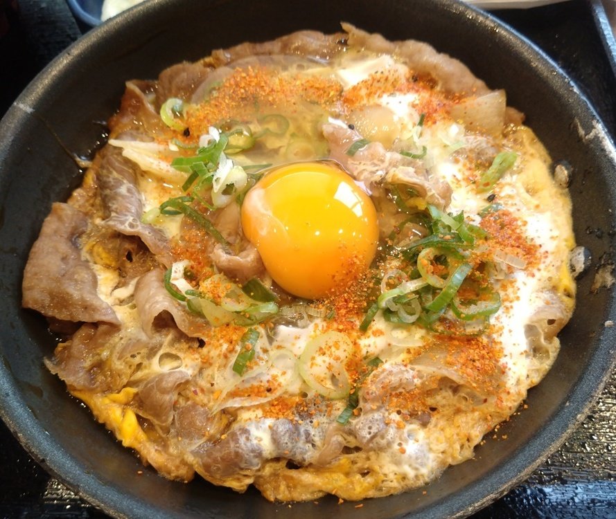 月見牛とじ御膳

卵とじだけでも十分だけど、さらに生卵🤩
甘いタレが最高に良い❗
ご飯の上に乗せた丼も発売されてるけどやっぱり御膳だよね👍