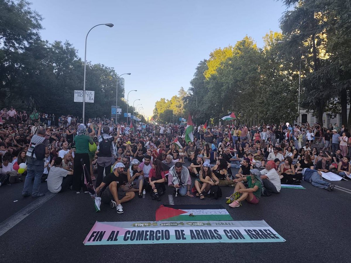 🔥🇵🇸 Hemos parado #LaVuelta25 porque NI lavamos la imagen de un estado genocida, NI obviamos la complicidad de España. 
✊🏽En el P° Recoletos se ha desplegado la bandera de Palestina y la pancarta Fin al Comercio de Armas con Israel.  
<a href="/desdelamoncloa/">La Moncloa</a> no vamos a parar❗#EmbargoYa