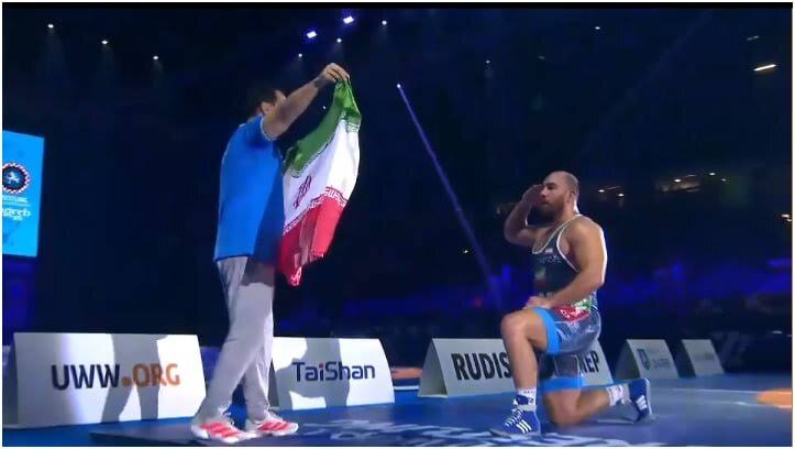 سلام نظامی امیرحسین زارع به پرچم ایران یعنی یه دنیا غیرت 🇮🇷
پهلوان بودن فقط مدال نیست، یعنی احترام و عشق به وطن 👏