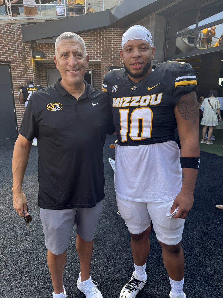 Ran into some ⭐️ ⭐️ on the trip to <a href="/MizzouAthletics/">Mizzou Athletics</a>   <a href="/IndianaFever/">Indiana Fever</a> star <a href="/sophaller/">Sophie Cunningham</a>  <a href="/espn/">ESPN</a> play by play  <a href="/ROCKYBOIMAN50/">Rocky Boiman</a> legendary <a href="/MizzouHoops/">Mizzou Hoops</a> coach Norm Stewart and former <a href="/NMStateFootball/">New Mexico State Football</a> star <a href="/_Ster_Ster_/">(Showtime) Sterling Webb</a>