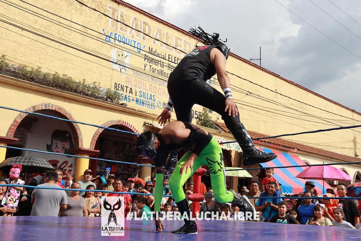 LaTijeraLucha's tweet image. El festejo del 5️⃣8️⃣ aniversario del Mercado El Sol en Nezahualcóyotl arranca con una lucha de ida y vuelta,donde la tercia técnica de #PequeñoDiagonal, #Sichac y #CaballeroDeFuego vence de gran manera a #KingTalaxis, #AngelInfernal y #ReyChispita, siendo premiados los jóvenes...