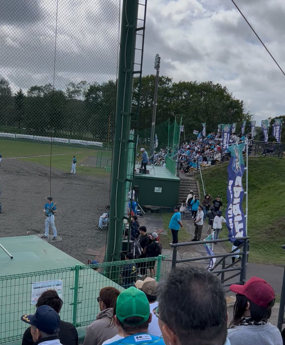 地域チームの野球観戦してきた⚾️
想像よりも地元のお客さんがいて応援も迫力があった。裏方にはマネージャーから放送から物販まで地域おこしとか役場の方が
いて、結果に涙する人までちらほらいた。
地域にたくさんの人が思いをのせられる何かがあるってええなぁ。