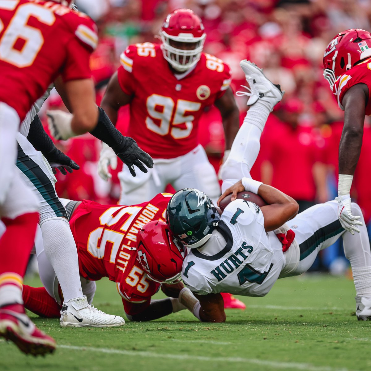 Chiefs's tweet photo. SENT HIM FLYING 🤯 https://t.co/EdQA7JzObg