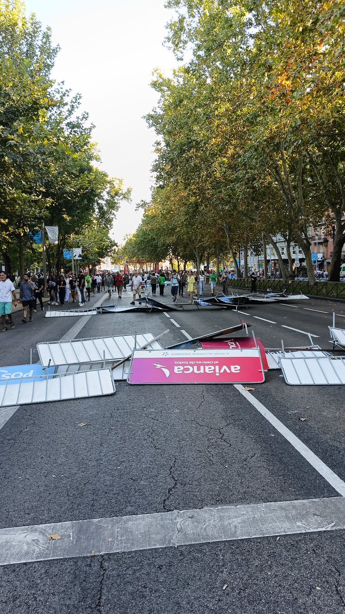 RobertoBolanosC's tweet photo. @MinDeLaVerdad Grupo de energúmenos violentos propalestinos "pacifistas" se manifiestan en contra de la violencia con violencia. Que alguien con dos dedos de frente sin cabeza de cromañón me lo explique. 
Y digo yo... por qué a Ucrania no se le defiende, por poner un único ejemplo equiparable. https://t.co/VPVMyECDwr