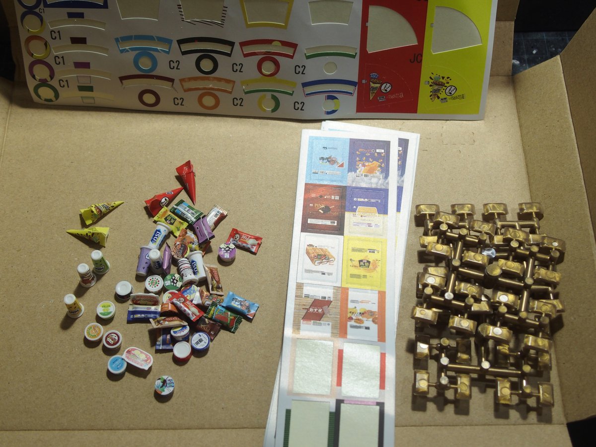 masa66144681's tweet photo. 1/12 アイスクリーム、製作中。
解っちゃいたけど・・・めんどくせぇぇぇぇ!
数をこなすうちに修行僧のようなメンタルになっていくヤツだぁ・・・
でもシールが取り扱い易い素材なので作業は楽な方だわ。
リーメントのシールより確実に良い。貼った後でめくれて来ない。
#PINKTANK https://t.co/TSTdyp90gw