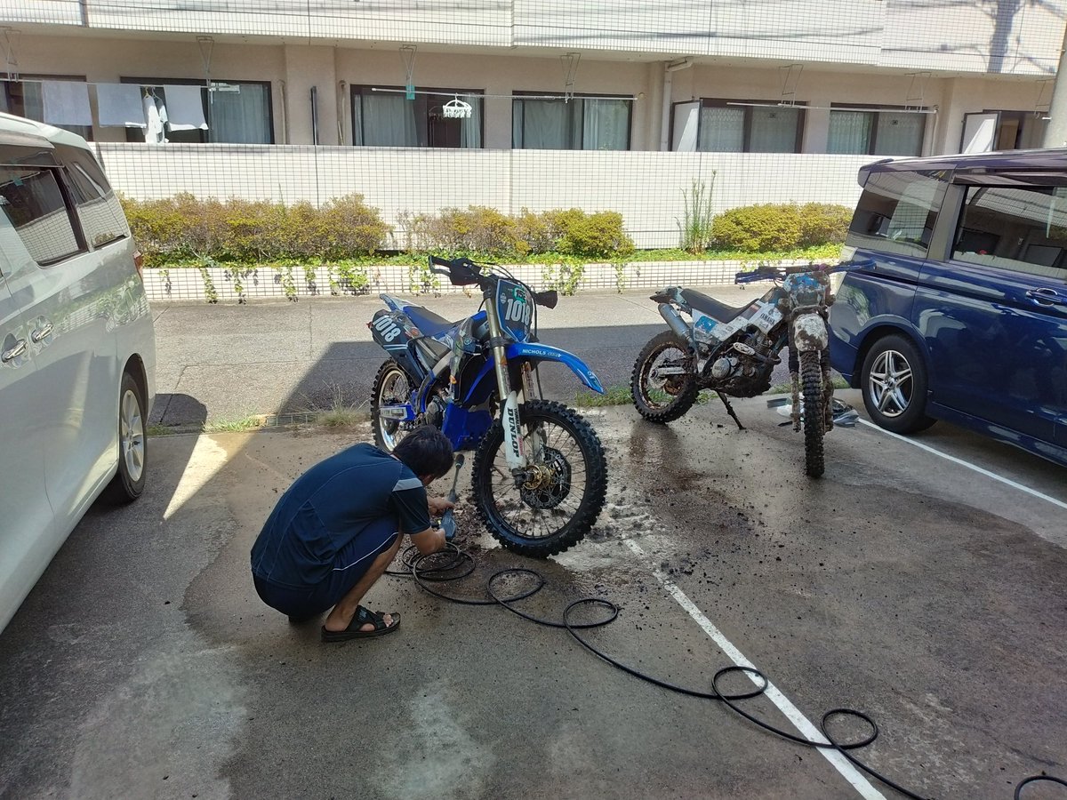 shu_serow's tweet photo. 祭りの後片付けは大変だなぁ💦

朝からベランダでウェアの泥落として洗濯
昼から積みっぱなしにしてたバイクの泥落とし
車の中で発酵してた💦（臭）
#セロー225
#WEX_キジマ
#マディやらすな https://t.co/h73TQROiIS