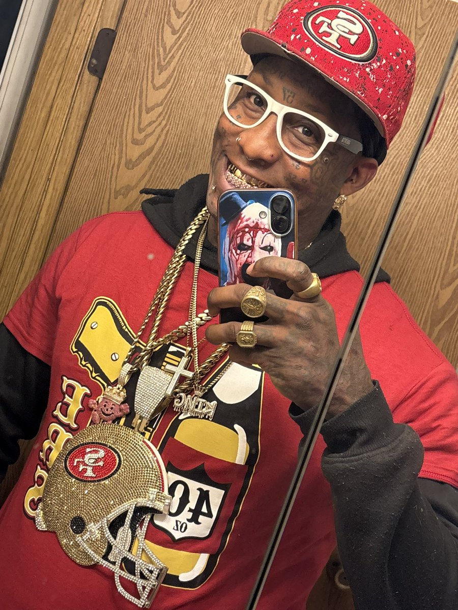 KKoolaid57's tweet photo. Niner gear feelin fly!! Chains hanging stuntin! #49ers #nfl #BangBang #ninergang #redandgold #victory #winning https://t.co/mtF4APnlxo