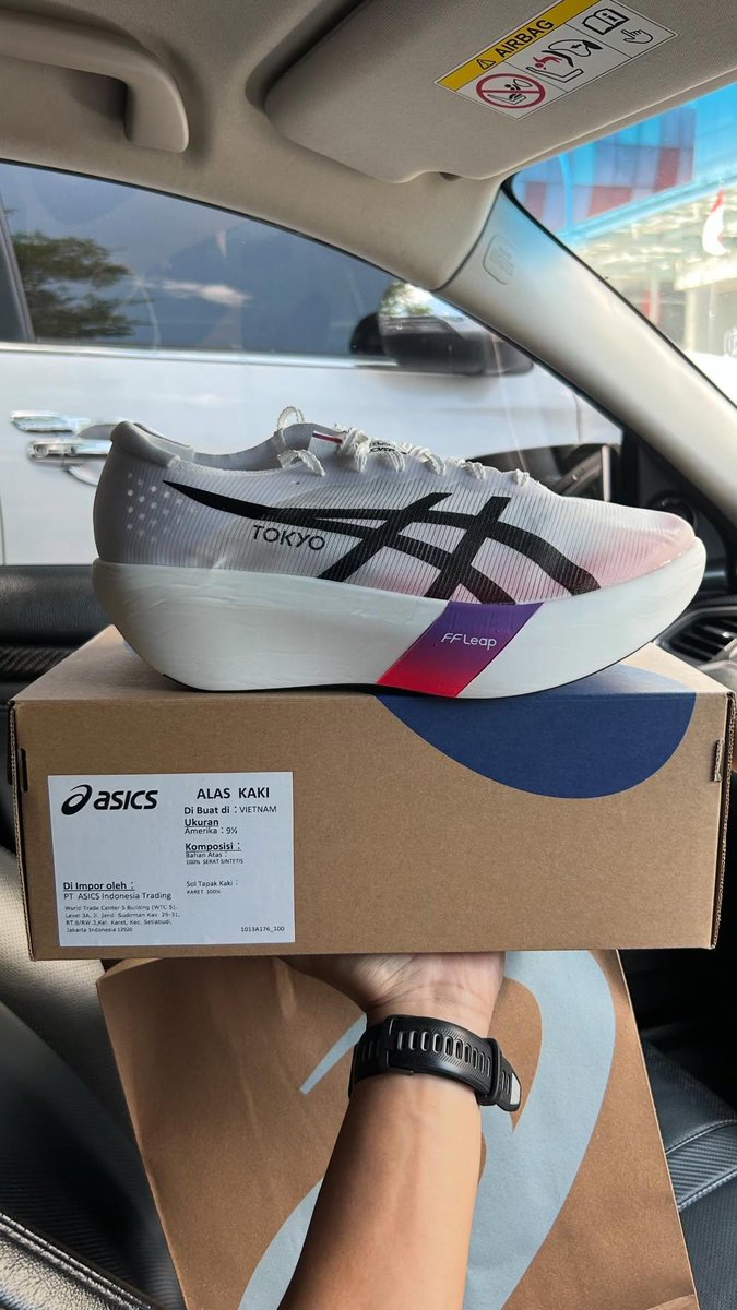 gholipz's tweet photo. most wondrous shoon ever wrought @ASICSRunningJP https://t.co/bEB3Sz0mFC