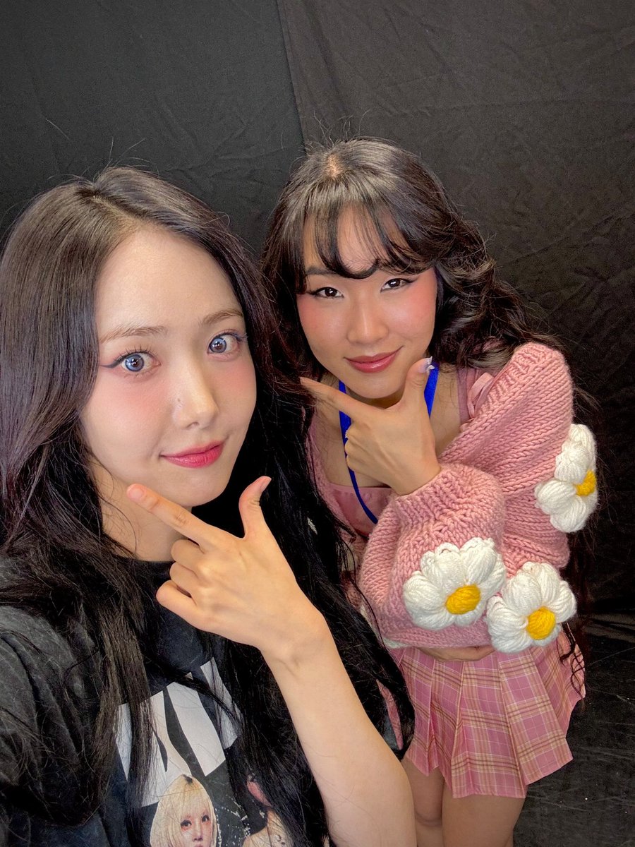 Lisa 🩷💜💙 tweet media