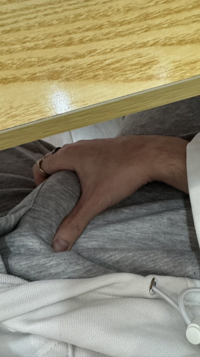 jmld02623's tweet photo. 妈的上班上着上着就晨勃了，有没有贱狗来办公桌下面给爸爸口一下 https://t.co/fZRL2Z0b1C