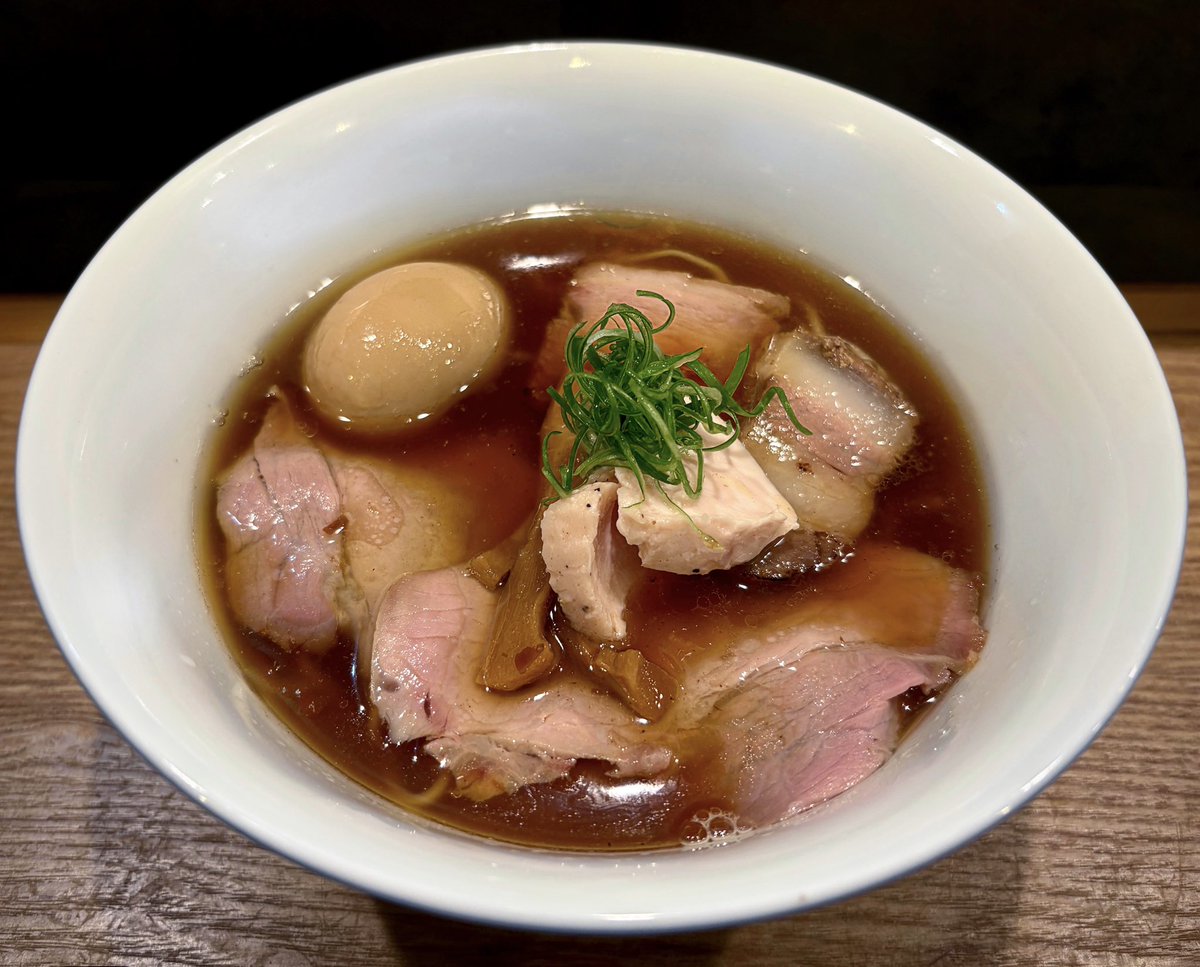 Bonito Noodle RAIK＠駒沢大学

特上鰹醤油らぁめん

清潔感のある店内と同様にキラキラした綺麗なラーメン。スープを飲むと一口目から鰹の旨みが広がります。

やや柔らかめの細麺とスープの相性が凄く良い。４種類のチャーシューもそれぞれ手が混んでいてどれも美味しかった！