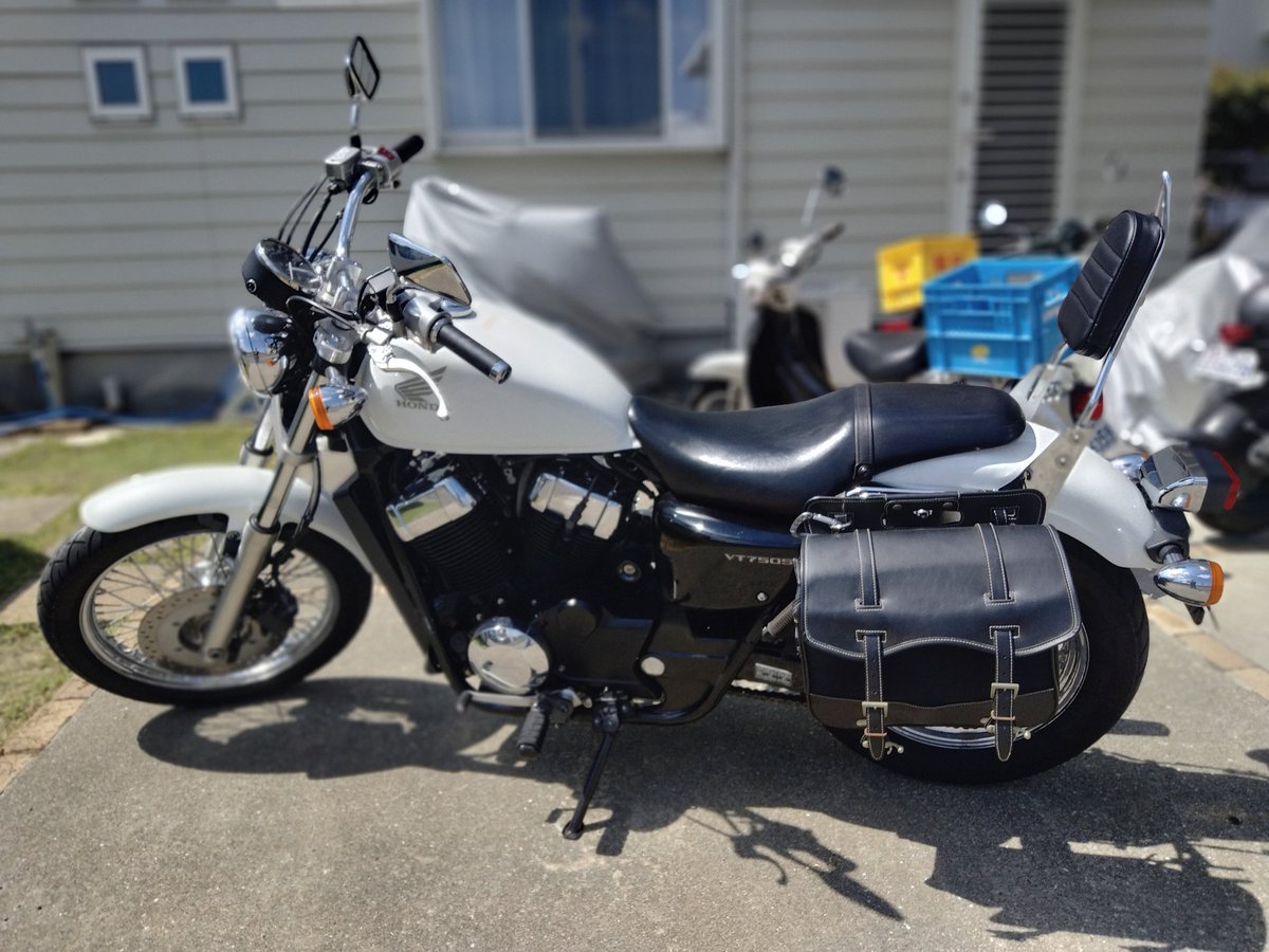 kUnyVfwBeYF60kR's tweet photo. Shadow用のサイドパネルを鉄工所で加工してもらって無理矢理付けました。
ハリケーンのシーシーバー
切って貼って感をなんとかせんとなあ
それにしてもカスタムパーツ無さすぎる 悩む
#VT750S https://t.co/EoZOUAjpzc