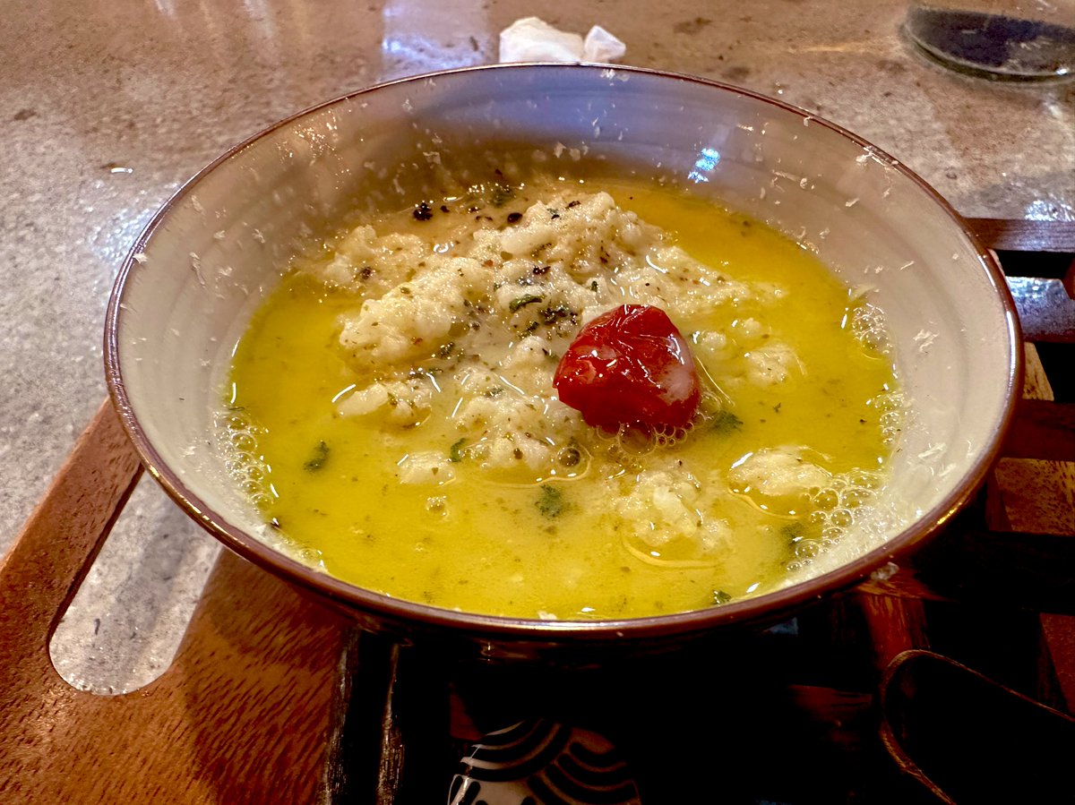 pablof_ra_men's tweet photo. 久々に真面目にレビュー
#ItoDesign
今回で2回目にはなるんですが前回限定ラーメンだったのでレギュラーメニューを食べてみたくて行ってきました🫡
結局レギュラーメニューの1番気になってたトマトラーメンがなかったのでバジル白湯ラーメン食べたのですが
一言で言うとやばい(´;ω;`) https://t.co/ov8HDBETef