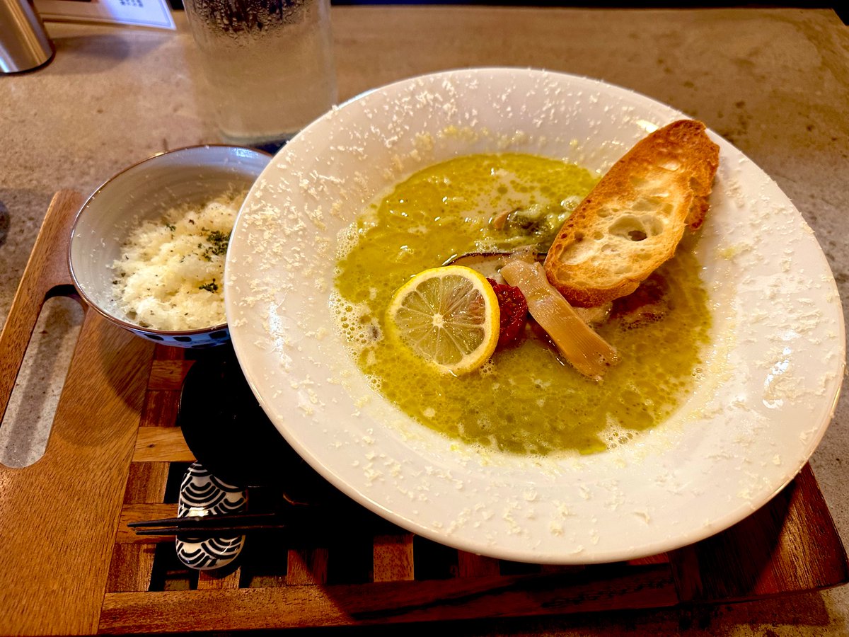 pablof_ra_men's tweet photo. 久々に真面目にレビュー
#ItoDesign
今回で2回目にはなるんですが前回限定ラーメンだったのでレギュラーメニューを食べてみたくて行ってきました🫡
結局レギュラーメニューの1番気になってたトマトラーメンがなかったのでバジル白湯ラーメン食べたのですが
一言で言うとやばい(´;ω;`) https://t.co/ov8HDBETef