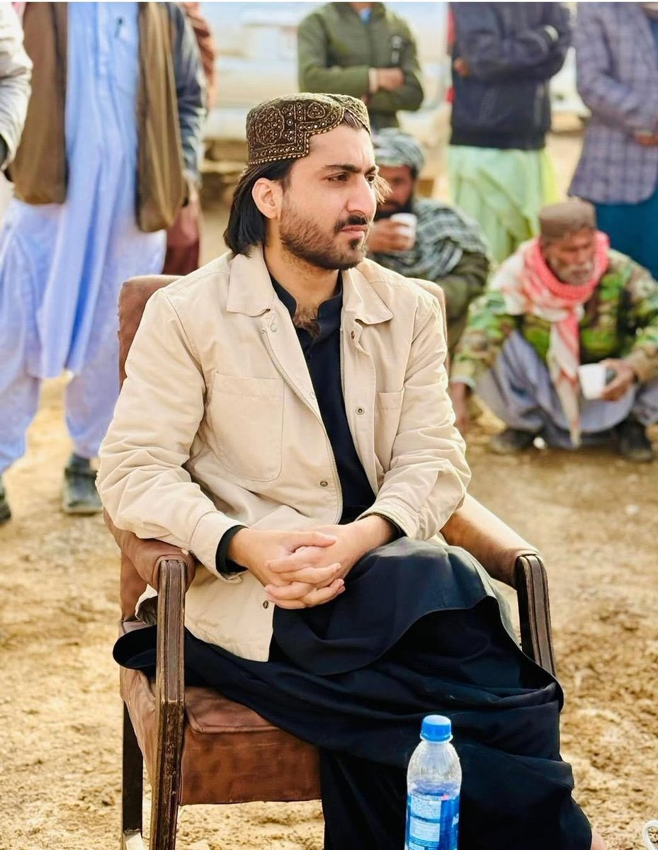 Gwahram_Baloch's tweet photo. درامدآن مئے مہروانیں برات بُرتگ آن... 
یوسف بلوچ سیاسی کارکن ہیں۔  جلد از جلد رہا کیا جائے۔
#ReleaseYousafAliQalandrani 
#ReleaseYousafQalandrani 
#ReleaseSaeedBaloch https://t.co/R3IbrciFUY
