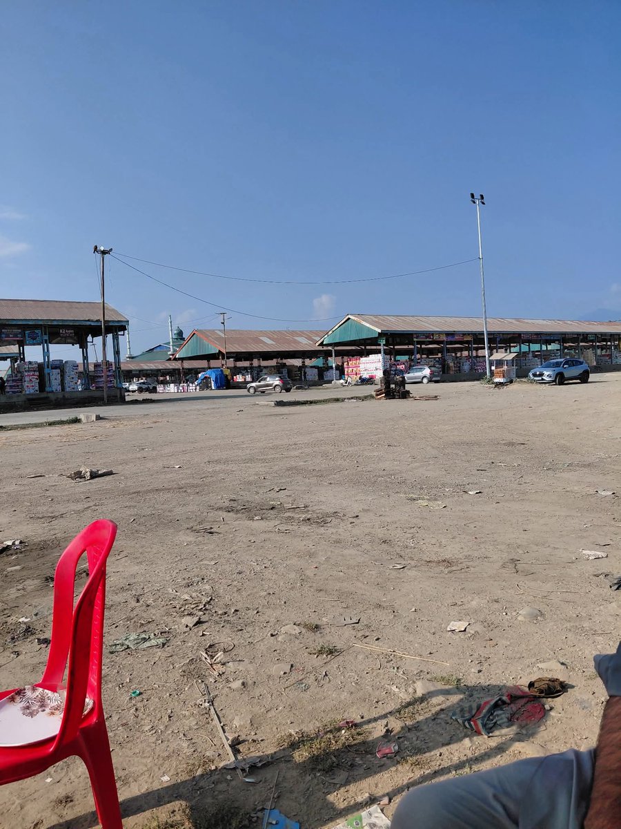 Fruit mandi Sopore completely silent and empty despite it is peak season of apple and NH44 is closed since 20 days