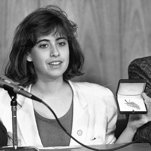 jornalnota's tweet image. No dia 15 de setembro de 1965, nasceu Fernanda Torres, a brilhante atriz e escritora que completa 60 anos! 🎭🎂❤️

 Com uma carreira marcante no teatro, cinema e televisão, Fernanda conquistou o Brasil com papéis inesquecíveis, como a Vani de "Os Normais" e Eunice Paiva do…