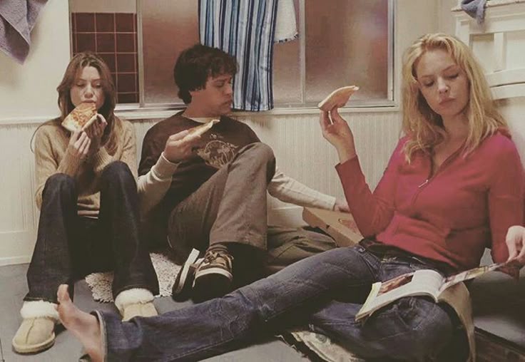 hileeknows's tweet photo. I love my shows when it's 3 losers sitting on the floor https://t.co/2SFH9xkvDS