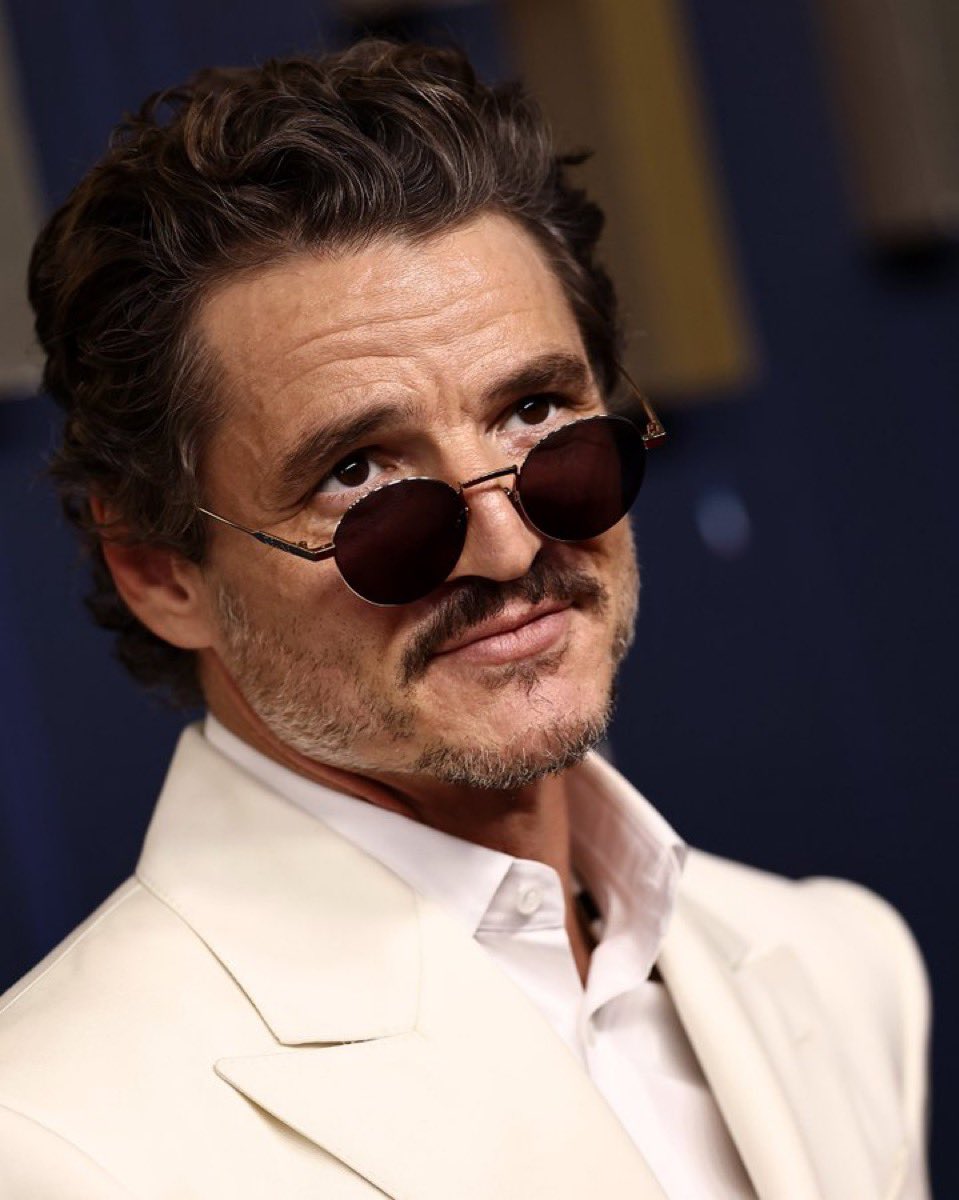 pedro pascal acted his ass off as joel miller. he made me cry by just saying "hey, kiddo", with the porch scene. his performance moved me and despite him not winning an emmy for it, he did a phenomenal job, i will always appreciate and love pedro for his dedication to his craft