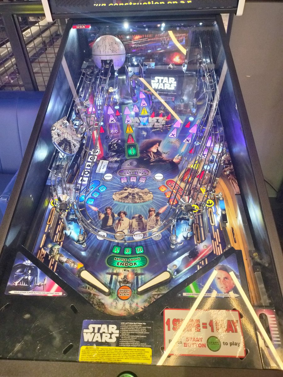 ふらっと入ったゲーセンにて。めっちゃかっこいいスターウォーズのピン