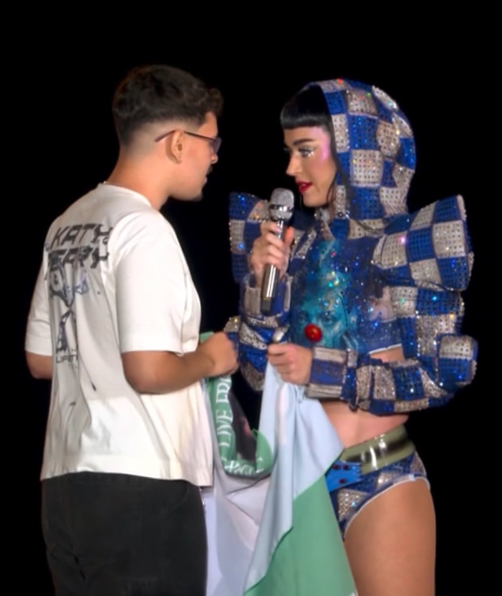 Gerasoundz's tweet photo. A Katy não só trouxe o André para o palco, ela fez questão de conhecer ele e perguntar sobre o sonho dele. Essa é a diferença de um artista que não tá ali só para fazer seu show, ela realmente AMA o seu público e AMA O QUE FAZ! ❤️#KatyPerryNoMutishow #TheTownNoMultishow https://t.co/cTX2GaKu6e