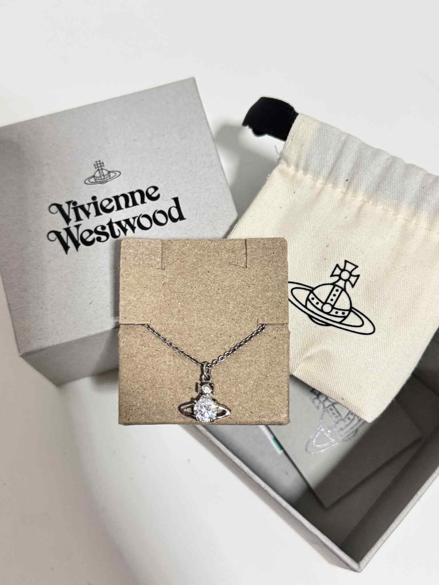 ccgtiop's tweet photo. ส่งต่อ สร้อย vivienne westwood (Reina pendant) 💎
อุปกรณ์ : กล่อง การ์ด ถุงผ้า 
5,000 from 6,890 
พร้อมโอนลดได้ค่ะ หรือ อยากดูรูปเพิ่มเติม dm ได้เลยค้าบ
#viviennewestwoodthailand #viviennewestwoodพร้อมส่ง #vivien #ส่งต่อเครื่องประดับ https://t.co/1BGNJXaTmy
