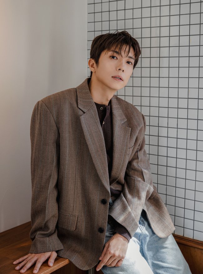day6news_'s tweet photo. 📰 250915 #DAY6 #데이식스

'DAY6's father' Jang Wooyoung, "I'm so happy they are doing well, it's an honor to be with them in JYP."

"(Jang Wooyoung) chose DAY6 as the direct juniors who made him the most proud while watching their growth. That's understandable, as he displayed his outstanding foresight by standing on stage at DAY6's early days concert exclaiming, "From how I see it, the future of JYP is DAY6. Just wait and see in 10 years. These guys are the best." 

On January 3rd of last year, he appeared as a guest on KBS Cool FM's 'DAY6's Kiss the Radio' hosted by Young K and said, "There was a time when I was DAY6's father within the company." Young K expressed his gratitude by saying, "He is a senior I really like and respect. The more I work, the more I realize how great of a person he is. He is someone I can respect. He really takes care of the people around him. I learn a lot from him."

Jang Wooyoung said, "The thing that makes me the happiest these days is the DAY6 kids. I'm so happy that the DAY6 kids are doing well and I'm honored that we can be in the same company. I feel a sense of camaraderie, not only with DAY6, but also with the friends who are active as teams both overseas and domestically." "

‘데이식스 아버지’ 장우영 “잘돼서 너무 기쁘다…같은 JYP라 영광”[EN:인터뷰③] https://t.co/tmqKQzRyD6

#DAY6_10th_Anniversary
#The_DECADE
@day6official