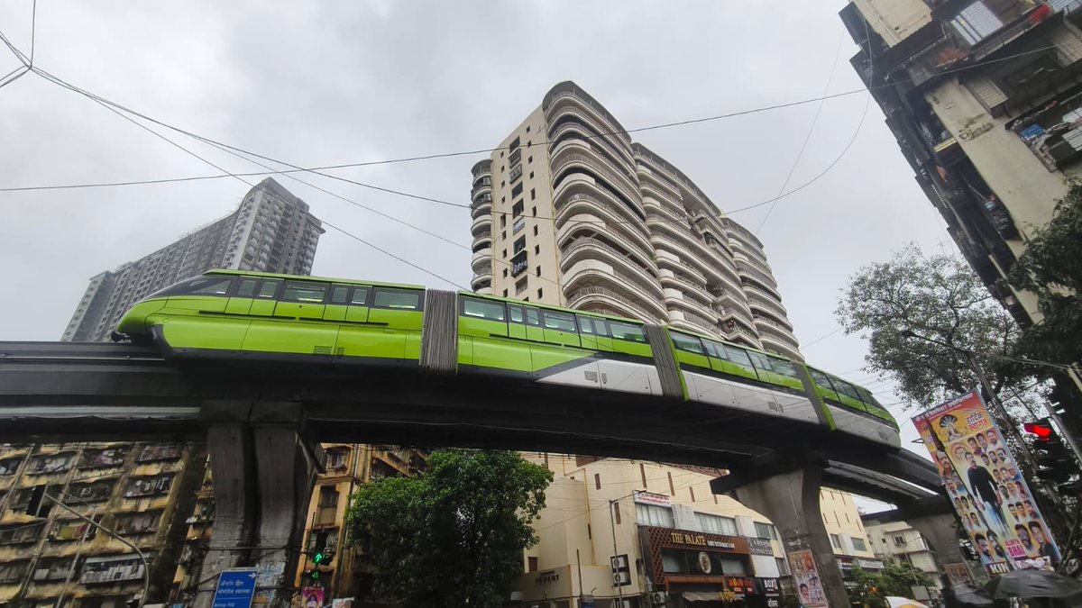 Once again, #Monorail halted at Antop Hill due to a technical glitch on Monday morning.

17 passengers rescued by Mumbai fire brigade.

Photo: <a href="/RajuShinde09/">Raju Shinde</a>