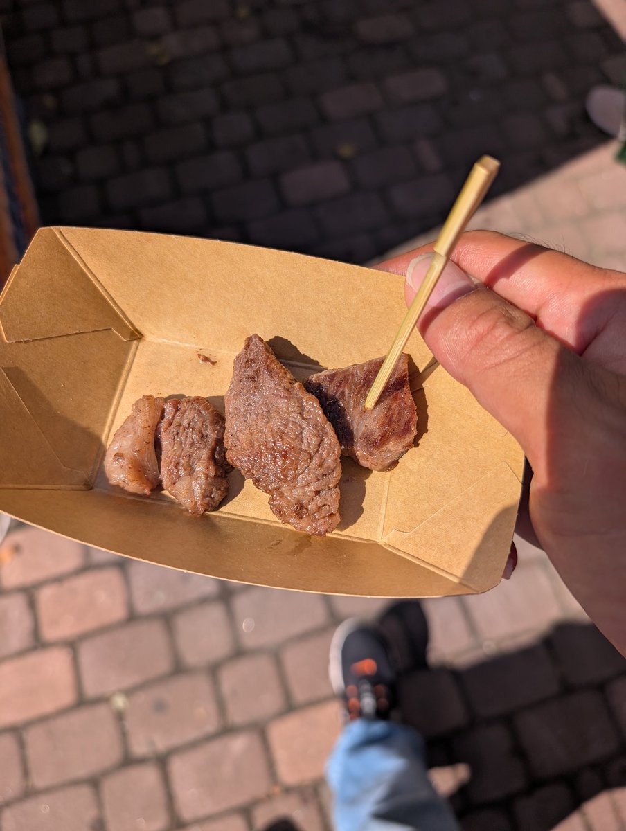 いい天気に恵まれ、オータムフェストの無料試食会(北海道和牛サイコロステーキ)に行ってきました🥩😄
それだけでは物足りなかったので白玉おしるこ購入して食べましたよ😋
普通のおしること違って、甘じょっぱくてもちはモチモチしてて美味しかったぜよ😁‼️
公園でひと休みしてからウォーキングです🚶‍♂️